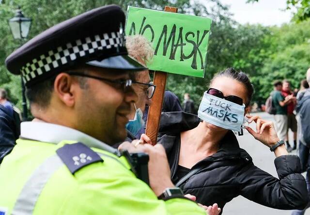 英国爆发抗议抵制戴口罩