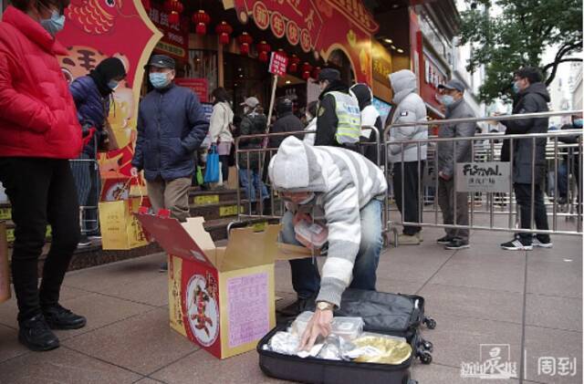 必须隆重！上海阿姨爷叔出动行李箱，排队4小时只为了...上海的年味藏在这里！