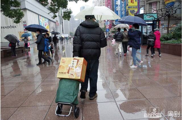 必须隆重！上海阿姨爷叔出动行李箱，排队4小时只为了...上海的年味藏在这里！