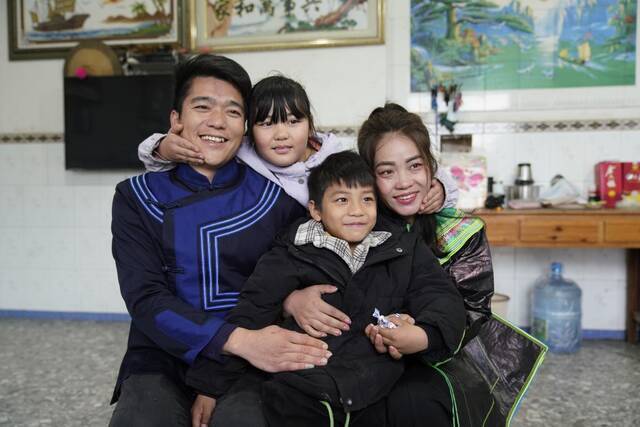 陈双村毛南族村民谭孟超和他的苗族妻子韦美英，育有一儿一女。新华社记者农冠斌摄