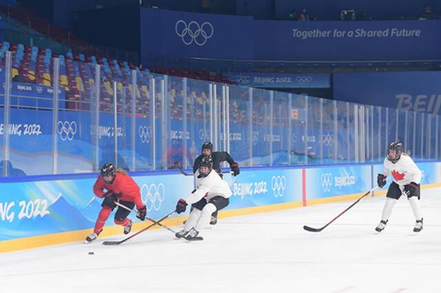 根据赛程，北京冬奥会冰球比赛共计进行58场。其中，女子冰球比赛从2月3日至17日共进行28场比赛，参赛队伍由原来的8支扩容至10支，分为两组。图为加拿大队攻方队员从边路突破。瞿芃摄