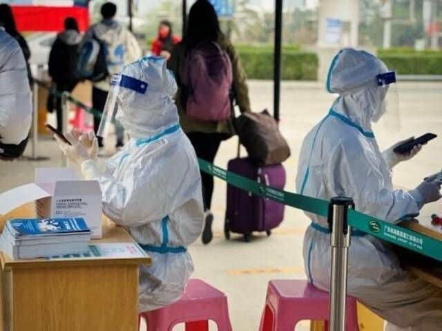 返乡人员落地之后需配合疫情防控检查，由机场工作人员安排进行免费核酸。受访者供图。