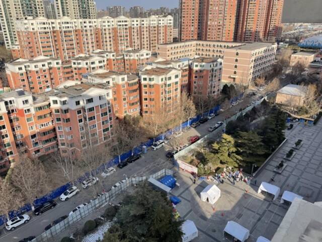 1月31日，社区楼下派送物资的居民志愿者。新京报记者左琳摄
