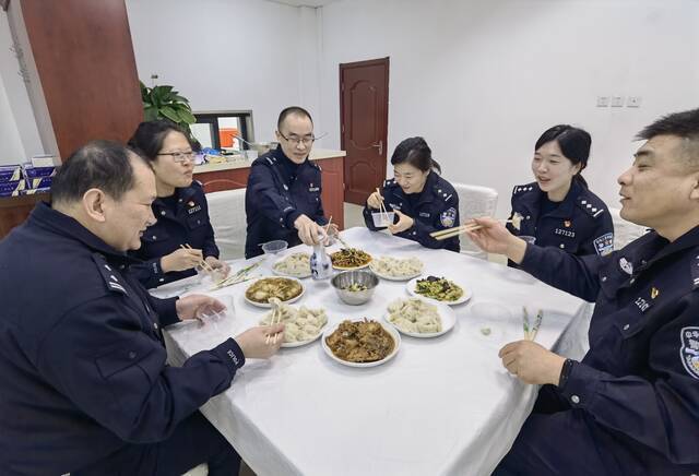 宗丽莉与同事们吃年夜饭