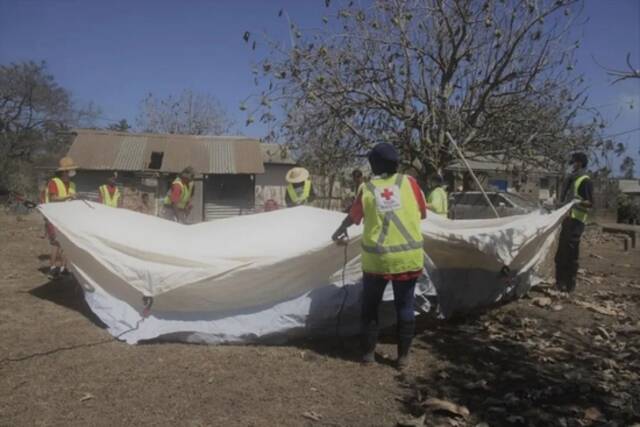 红十字会在汤加帮助当地人搭建临时避难所。图源：2news