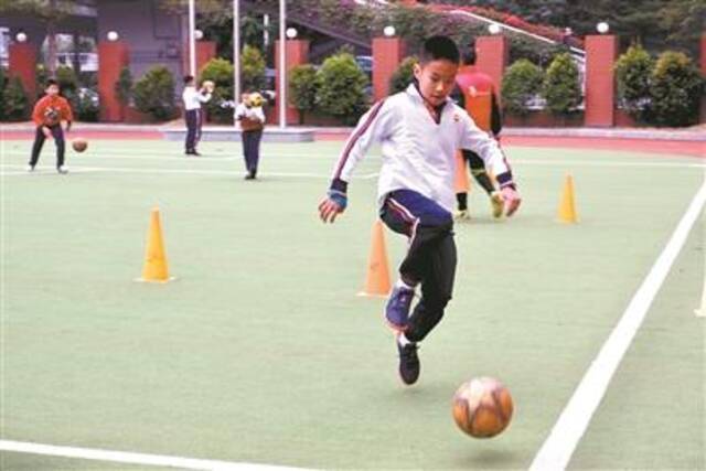 寒假校内托管中，东风西路小学学生在上足球课。广州日报全媒体记者林欣潼摄