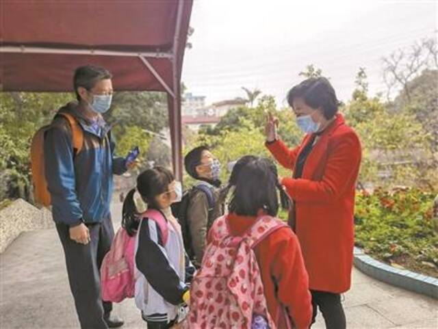 黄埔区新港小学寒假校内托管首日，同学们早早来到学校。广州日报全媒体记者谢泽楷摄