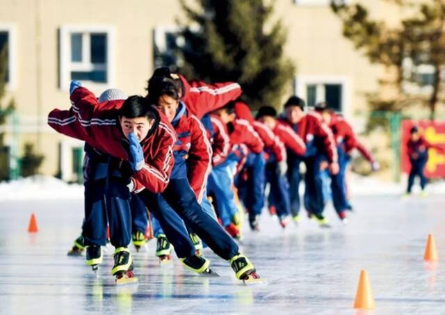 2022年1月12日至13日，位于天山脚下的乌鲁木齐县第一中学举办“爱冰雪迎冬奥”中小学生冬季运动会暨冰雪嘉年华活动。小学部速滑队的学生在进行速滑展示。图/新华