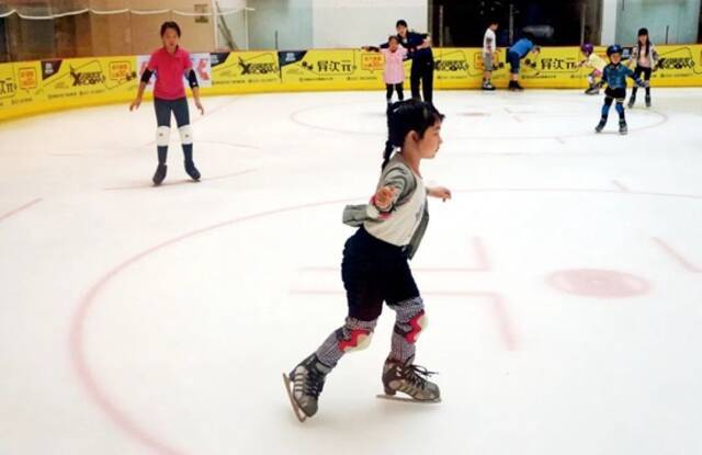 天津南开区的一家大型商场内的室内滑冰场。图/IC