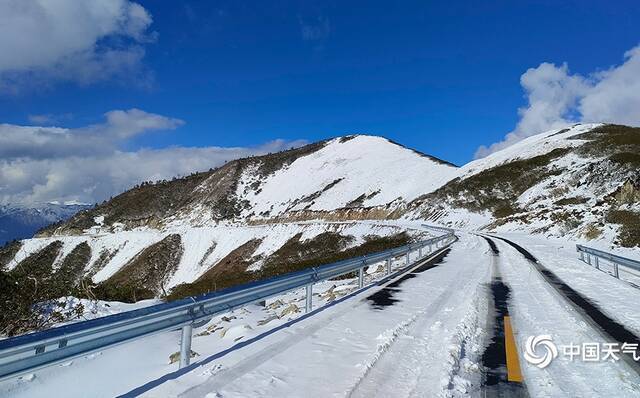 受南支槽东移影响，云南贡山在虎年前夕经过雨雪洗礼。肖金宜摄