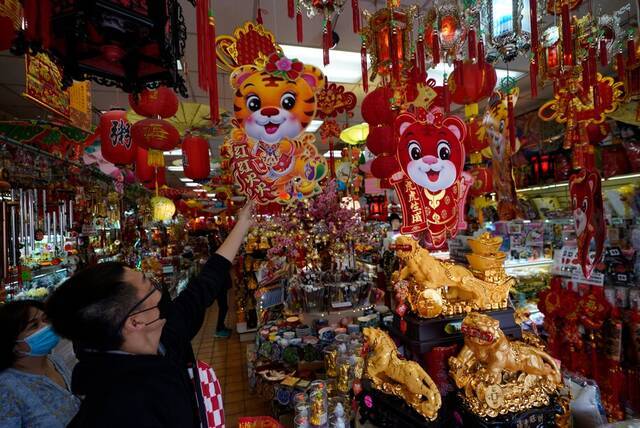 当地时间1月28日，美国洛杉矶华人街一处商店出售春节装扮物图源：美联社