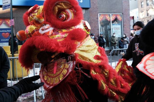 当地时间2月1日，美国纽约曼哈顿唐人街舞狮闹新春活动图源：视觉中国