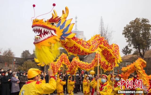 2022年1月19日，江苏省盱眙县“福虎送吉祥非遗过大年”百场系列文旅活动启动，一批非遗民俗表演项目轮番上演，吸引民众前来感受“年味”。中新社记者泱波摄