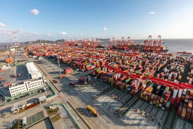 这是2020年11月3日拍摄的上海洋山港集装箱码头。（新华社记者王翔摄）