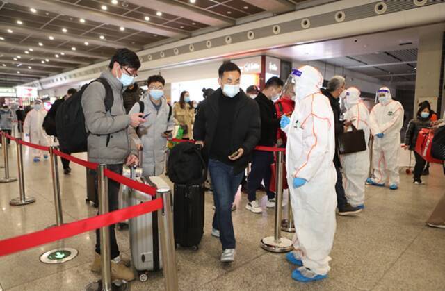 今日抵沪旅客预计3.2万人次 防疫专班民警驻守虹桥火车站保平安