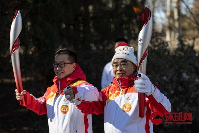 “人民英雄”国家荣誉称号获得者、中国工程院院士张伯礼（右）与北京市呼吸疾病研究所所长童朝晖完成火炬传递接力。杨若愚/摄