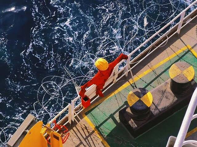 经过索马里的船只需要做好防御措施。图片由受访者提供
