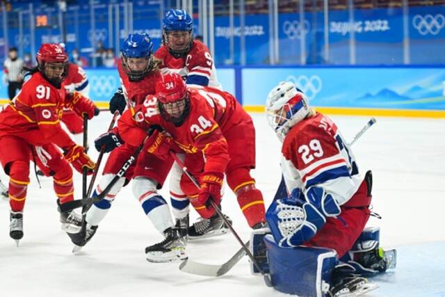 时隔12年再次亮相冬奥会 中国女子冰球1-3憾负捷克队