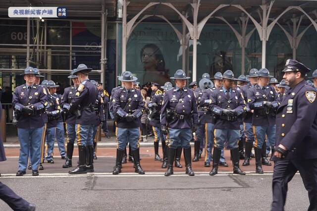 美国纽约数万警察聚集 悼念遭枪击身亡的年轻同事