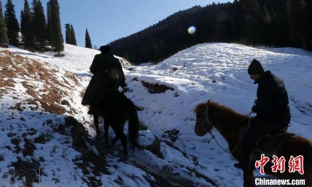 遇到窄道，他们夹紧马肚子，蹬几下，马蹄便在黄土与白雪夹杂的路面留下一行印痕，顺山而上。王小军摄