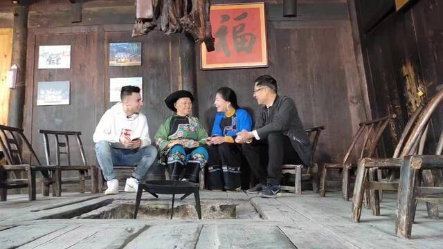 贾思德（左一）在湖南湘西花垣县十八洞村少数民族村民家中参与节目录制。（贾思德供图）