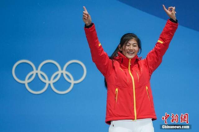 资料图：平昌冬奥会举行女子单板滑雪U型池决赛，最终美国选手克洛伊·金获得冠军，中国选手刘佳宇摘银。图为颁奖仪式现场。中新社记者崔楠摄