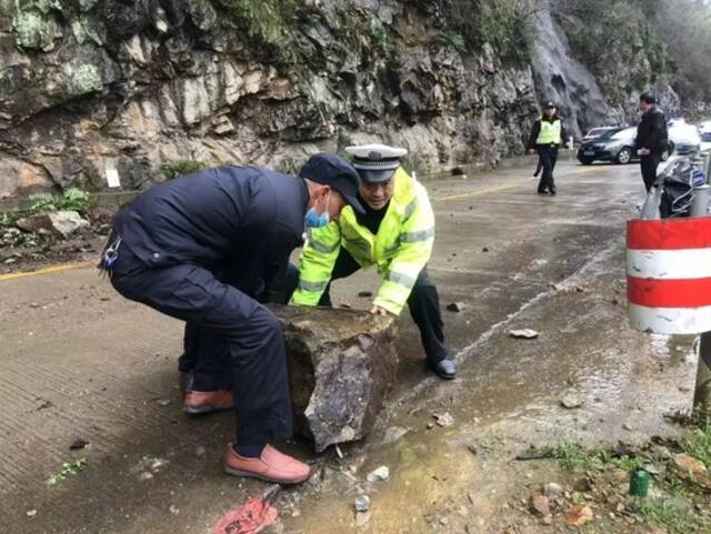 湿冷天气顽固徘徊，高速发生多起侧滑碰撞事故，务请注意谨慎驾驶！