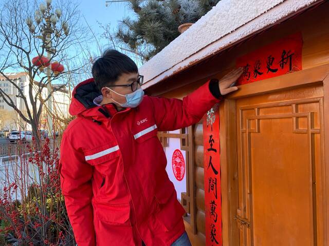 北京冬奥花坛揭秘：两个多月靓丽如初 市民紧急叫停扫雪