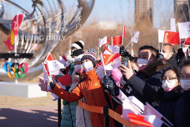 奥运之火登上游船，北京大运河上完成接力，多图直击