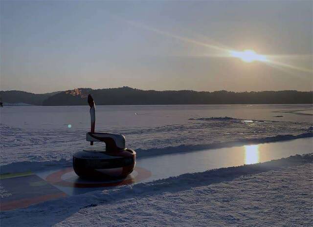 机器人同火炬在冰面开展协同测试。研发团队供图