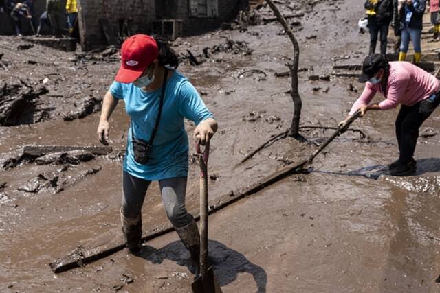 厄瓜多尔首都基多遭遇泥石流 灾后救援工作持续进行中