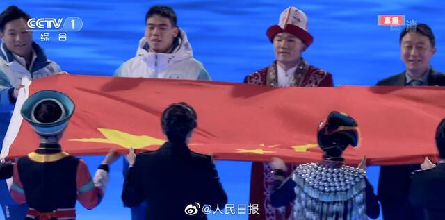 感动！普通的中国人手手相传国旗