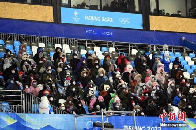 2月3日晚，北京2022年冬奥会首场雪上项目比赛在张家口赛区云顶滑雪公园拉开大幕。图为观众观赛。中新社记者翟羽佳摄