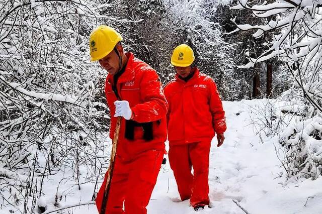 电力巡线工人穿行在雪地罗一灵摄