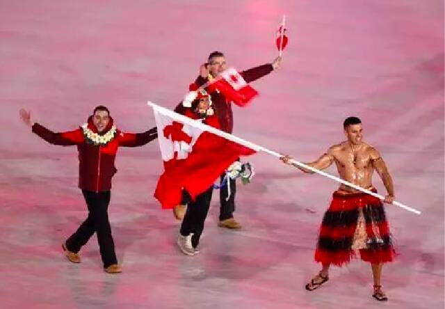 “汤加小哥”皮塔·塔乌法托法在2018年平昌冬奥会开幕式上