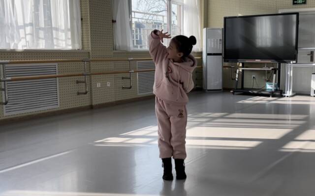 张楚仪在学校排练室演示舞蹈。图/新京报记者冯琪