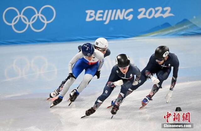 1月30日，法国短道速滑选手进行接力训练。当日，参加北京冬奥会短道速滑项目比赛的选手在首都体育馆进行训练。中新社记者毛建军摄