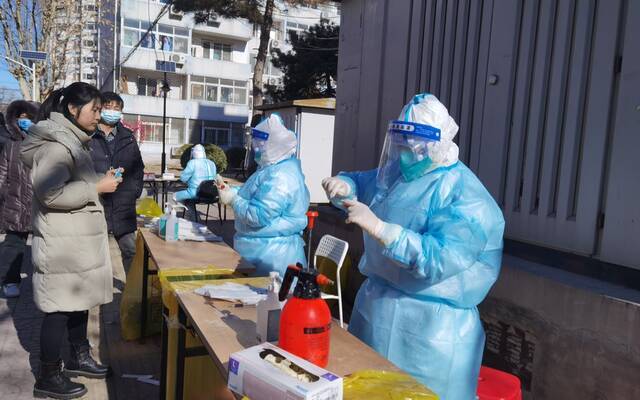 2月4日，看丹街道恒富中街3、4号院封控管控区的工作人员在为居民进行核酸采样。丰台区委宣传部供图