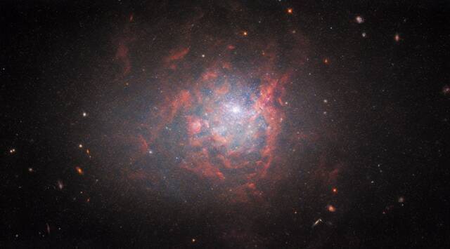 哈勃太空望远镜捕捉到形状古怪的“宇宙怪胎”——矮星系NGC 1705的图像