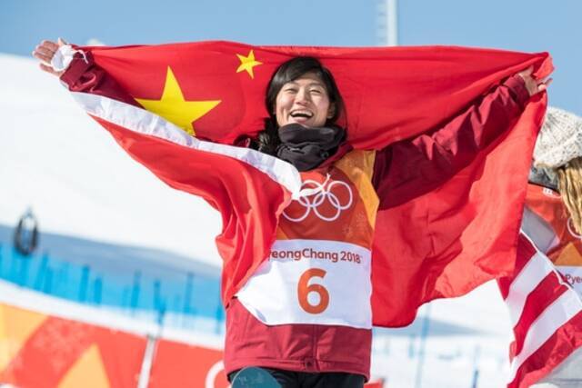  2018年2月13日，2018年平昌冬奥会单板滑雪女子U型场地决赛，中国选手刘佳宇在比赛后庆祝。新华社记者吴壮摄