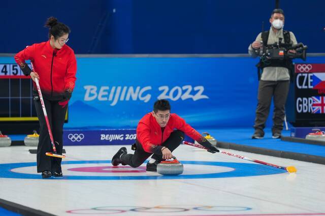 中国冰壶混双三连败后晋级形势严峻，赛后出现温馨一幕