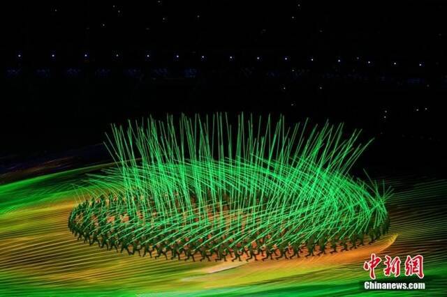  2月4日晚，举世瞩目的北京第二十四届冬季奥林匹克运动会开幕式在国家体育场隆重举行。中新社记者崔楠摄
