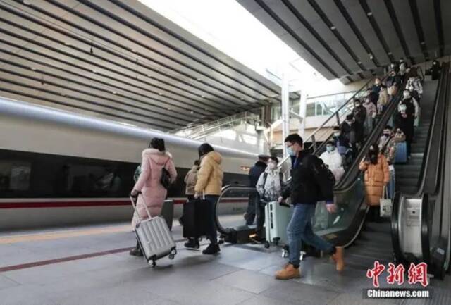 1月28日，旅客在北京西站进站乘车。中新社记者贾天勇摄