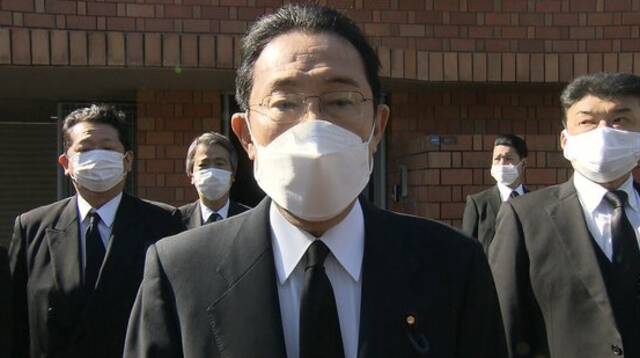 岸田悼念后接受记者采访图源NHK