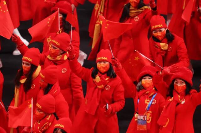 |中国代表团运动员，向观众挥手致意。