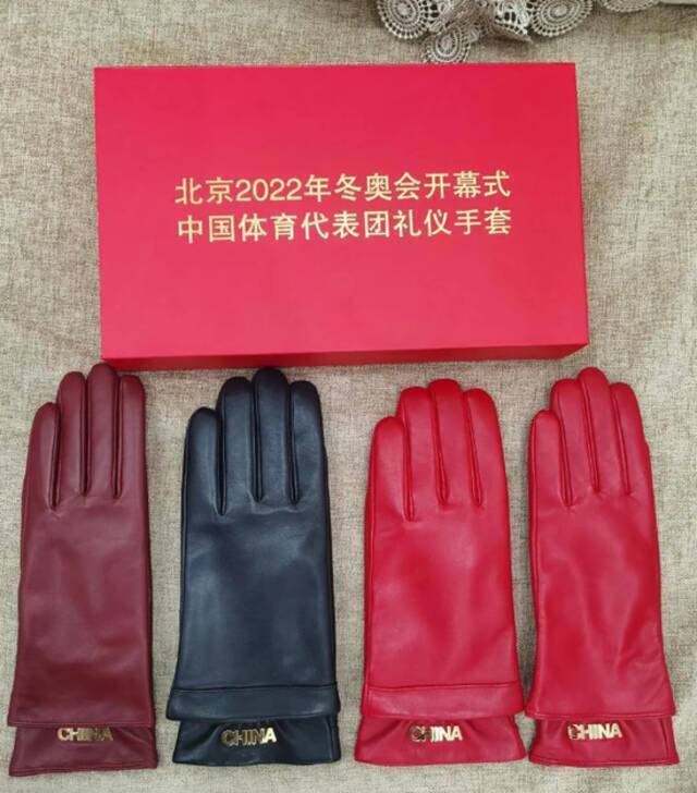 |北京2022冬奥会开幕式中国体育代表团礼仪手套。