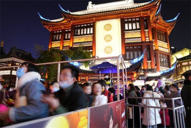上海豫园客流昨日创新高！瞬时峰值达3.4万人，全天累计达32.7万人次