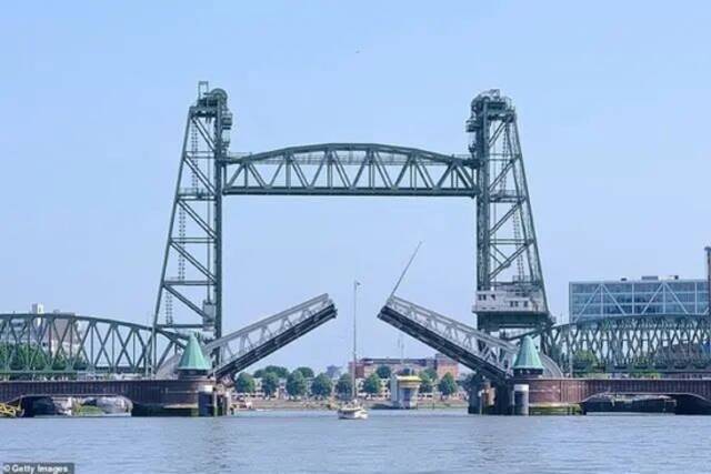 鹿特丹Koningshaven（科宁港）大桥图片来源：南方都市报