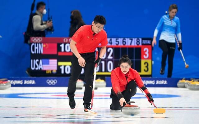  2月5日，中国冰壶混双队遭遇一日两败。图/新华社