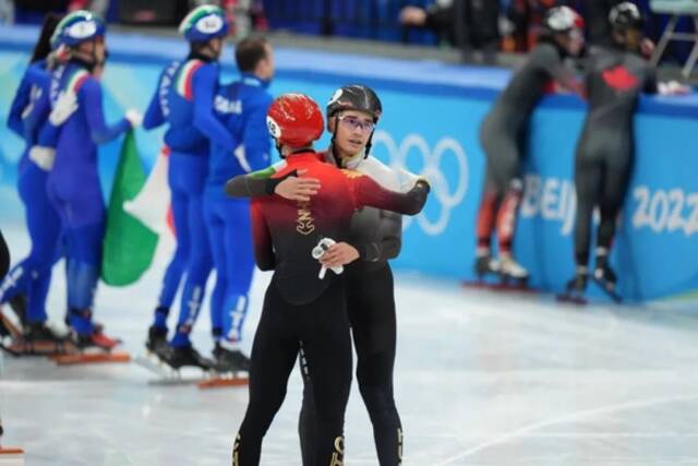 五只冰墩墩，献给中国短道速滑混合接力队！赛后采访他们哭了